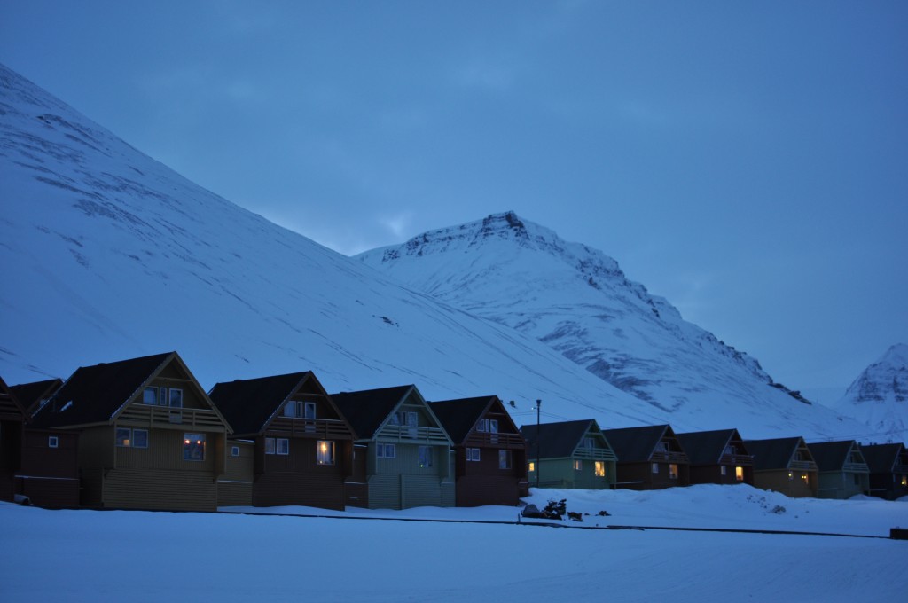 Spisshusene i Longyearbyen, opplyst i blått