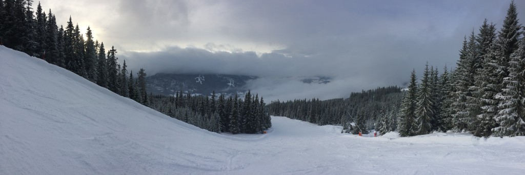 After a foggy all-day in Gudbrandsdalen, the sky half-cleared for a few final runs at Hafjell, fakkelmannen across the valley.